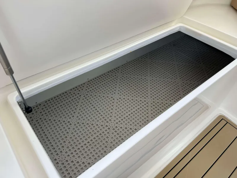 Slide: The Image of Henriques 42 Express Hardtop 2022 storage compartment with non-slip mat. - 49