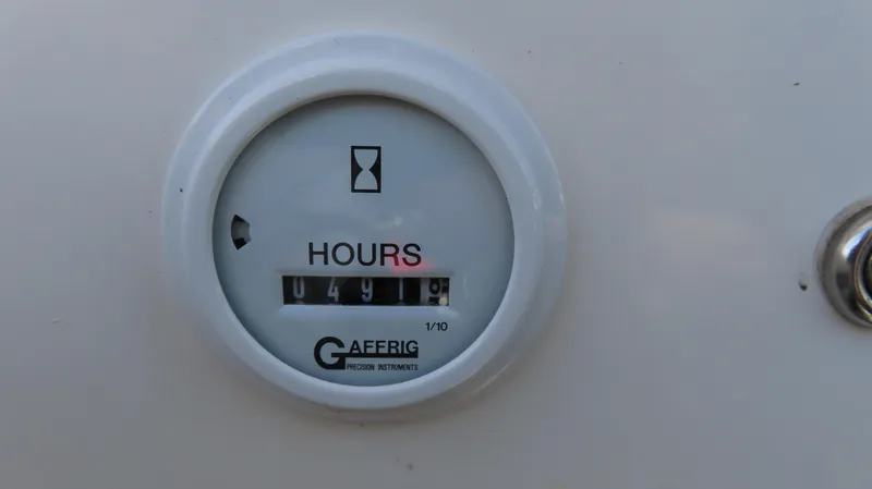 Slide: The Image of Hour meter reading 491.8 on a 2004 Fountain 35 Executioner boat. - 27