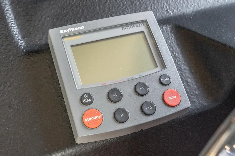 Slide: The Image of Raytheon autopilot control panel on 1992 Bayliner 4388 boat dashboard. - 40