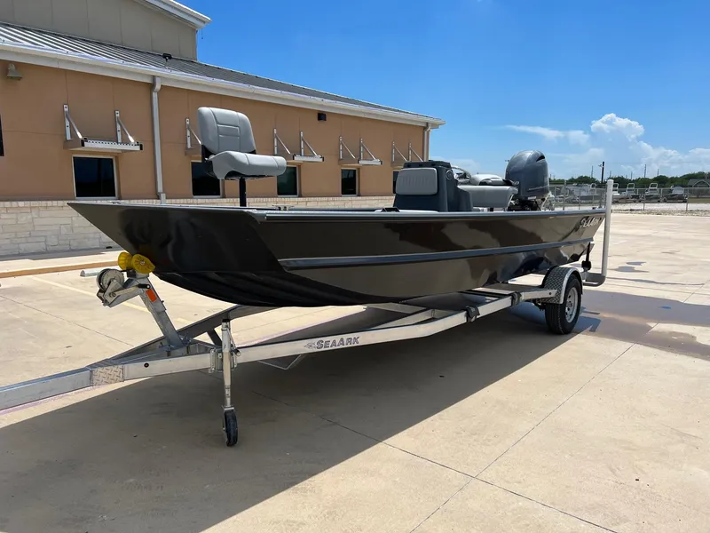 Slide: The Image of SeaArk 2072 FXT DLX CC 2024 - 3
