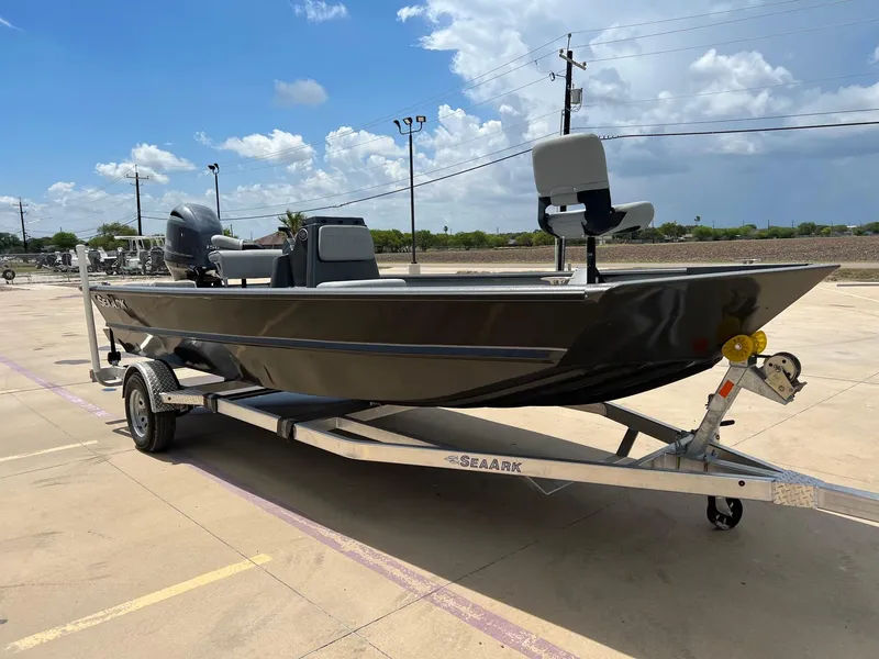 Slide: The Image of SeaArk 2072 FXT DLX CC 2024 - 6