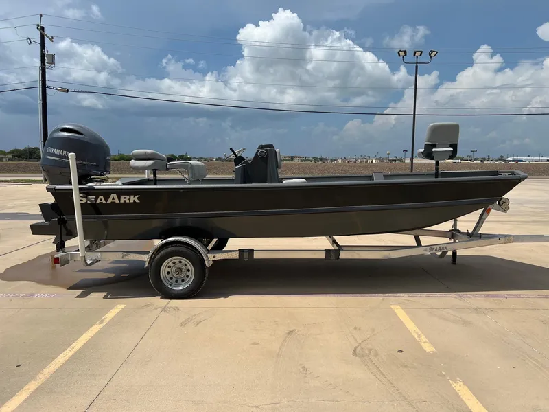 Slide: The Image of SeaArk 2072 FXT DLX CC 2024 - 8