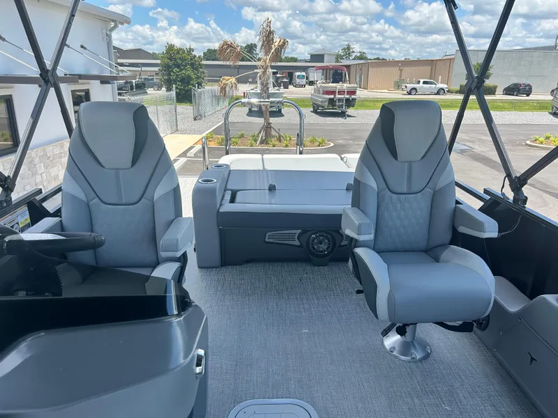 Slide: The Image of Tahoe LTZ VRB 23T DX 2025 - 10