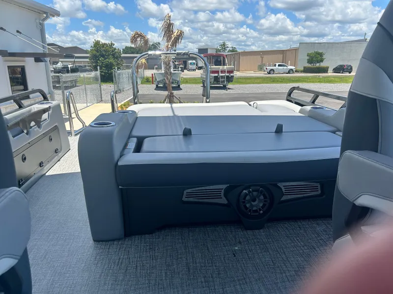 Slide: The Image of Tahoe LTZ VRB 23T DX 2025 - 11