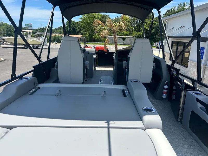 Slide: The Image of Tahoe LTZ VRB 23T DX 2025 - 12