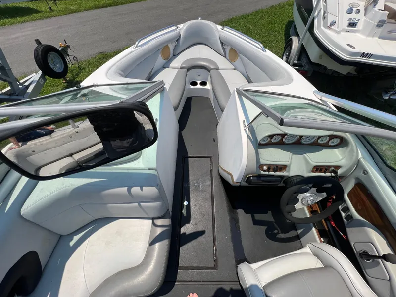 Slide: The Image of 2004 MasterCraft MariStar 210 VRS boat interior with seating and dashboard view. - 13