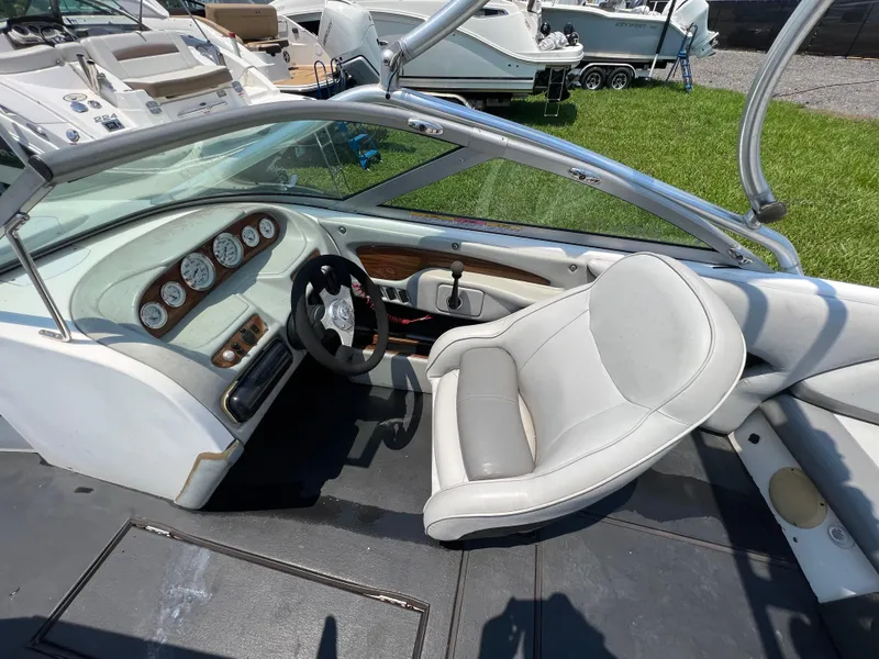 Slide: The Image of 2004 MasterCraft MariStar 210 VRS boat interior with steering wheel and dashboard controls. - 14