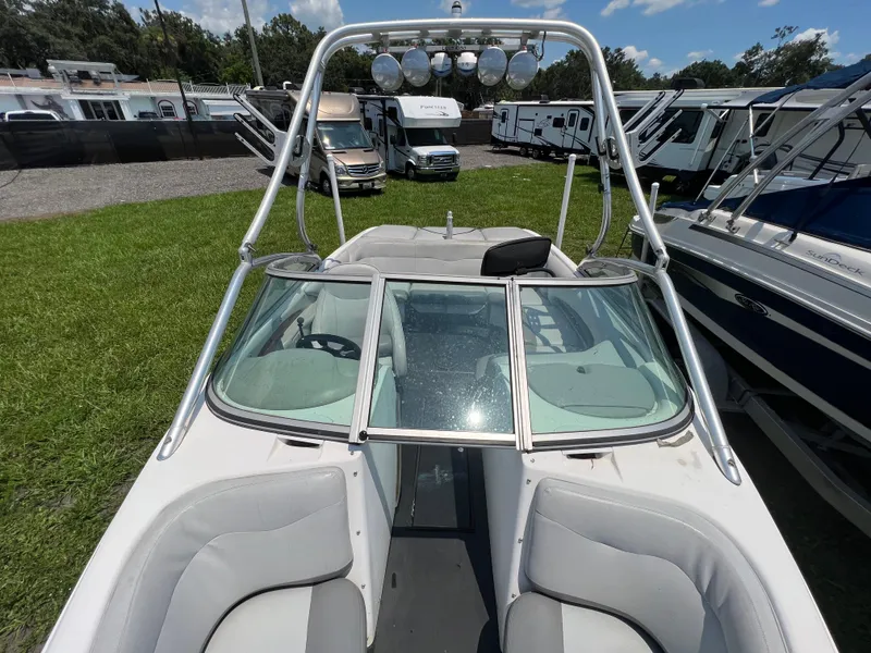 Slide: The Image of 2004 MasterCraft MariStar 210 VRS boat with open bow seating and wakeboard tower. - 20