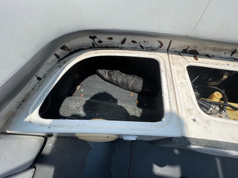 Slide: The Image of 2004 MasterCraft MariStar 210 VRS storage compartment with leaves and debris. - 27