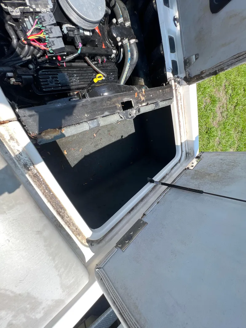Slide: The Image of Open engine compartment of 2004 MasterCraft MariStar 210 VRS boat, showing engine details. - 35