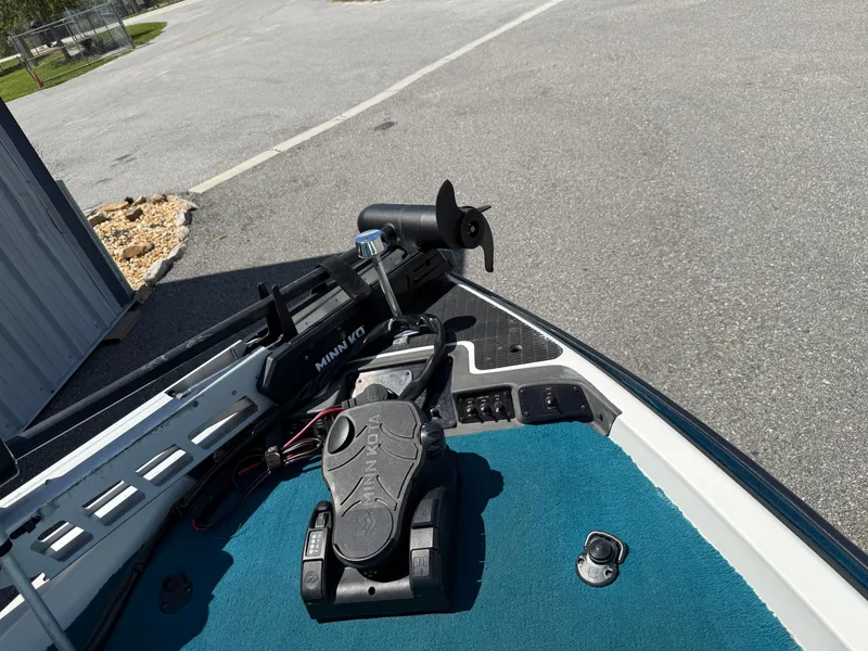 Slide: The Image of 1995 Stratos 201XL boat with Minn Kota trolling motor on deck. - 5
