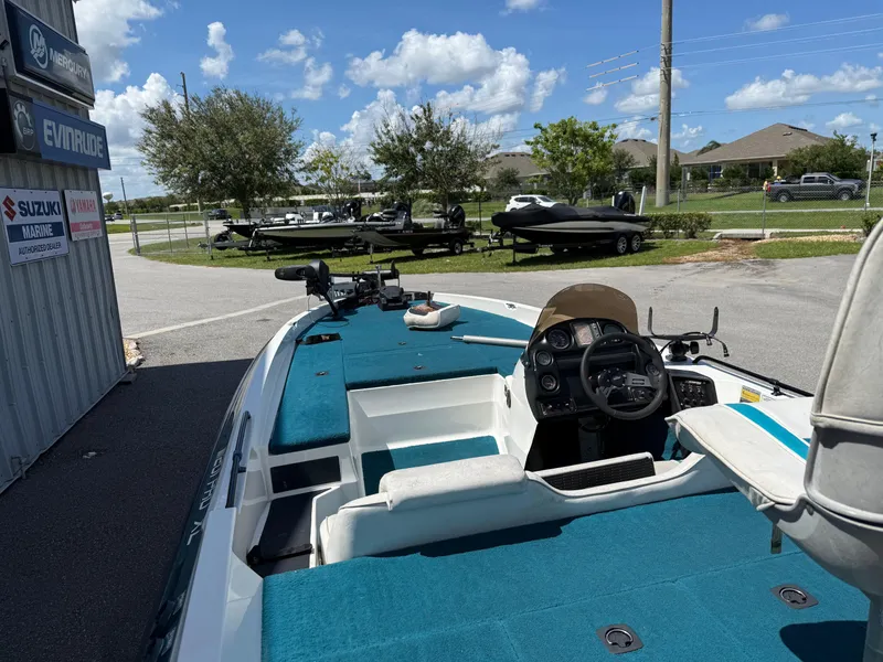 Slide: The Image of 1995 Stratos 201XL boat interior with blue carpet and steering console. - 8