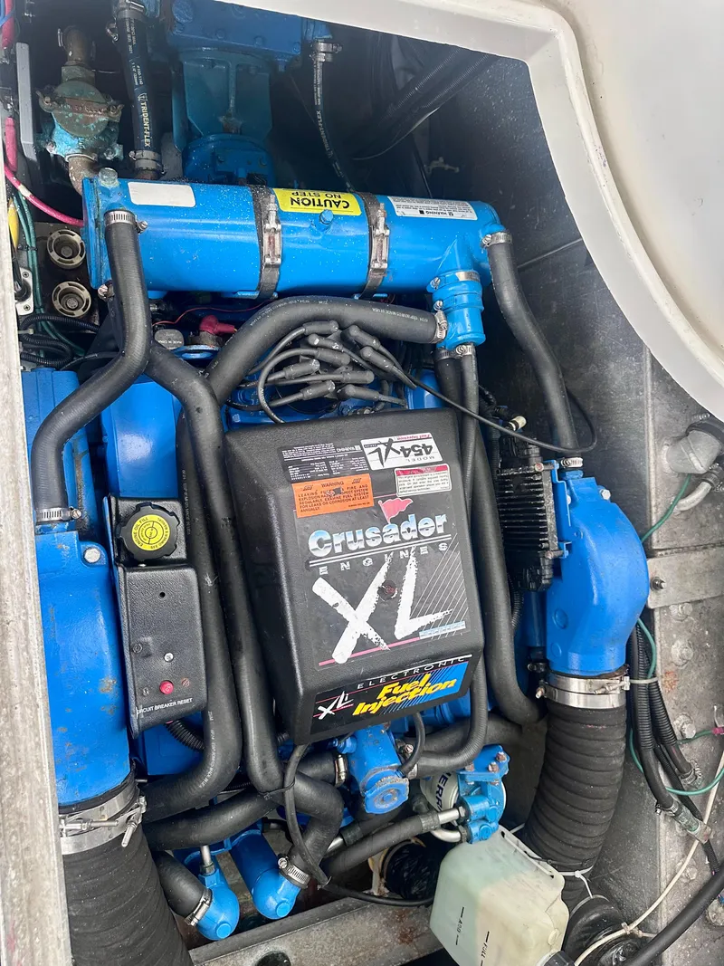 Slide: The Image of Crusader XL engine in a 1997 Carver 350 Mariner boat, featuring blue components. - 42