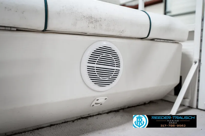 Slide: The Image of 2005 Bentley Pontoons 200 CRUISE boat speaker detail with Reeder-Trausch Marine logo. - 39