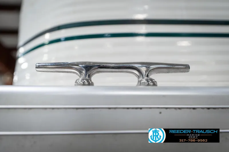 Slide: The Image of 2005 Bentley Pontoons 200 CRUISE boat cleat detail with Reeder-Trausch Marine logo. - 46