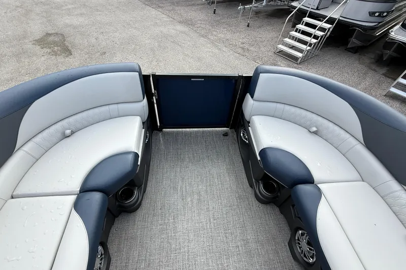 Slide: The Image of 2025 Avalon LSZ Quad Lounger interior with plush seating and modern design. - 41