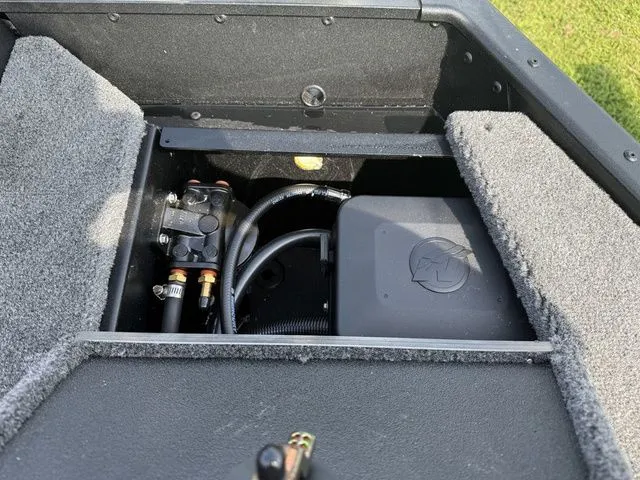 Slide: The Image of Alumacraft Competitor 185X Tiller 2025 - 10