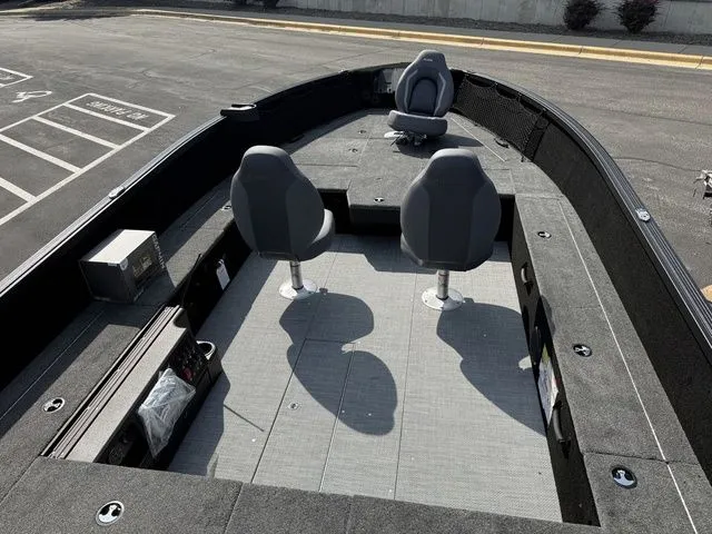 Slide: The Image of Alumacraft Competitor 185X Tiller 2025 - 11