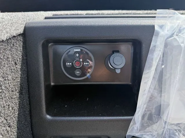 Slide: The Image of Alumacraft Competitor 185X Tiller 2025 - 14