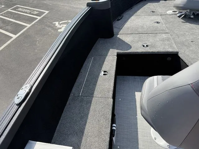 Slide: The Image of Alumacraft Competitor 185X Tiller 2025 - 18