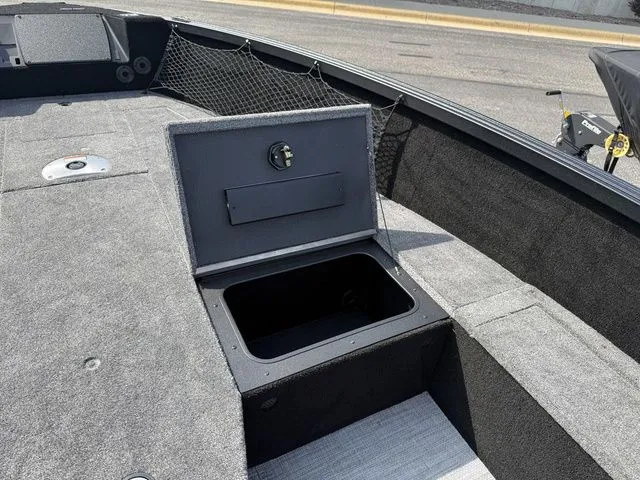 Slide: The Image of Alumacraft Competitor 185X Tiller 2025 - 24