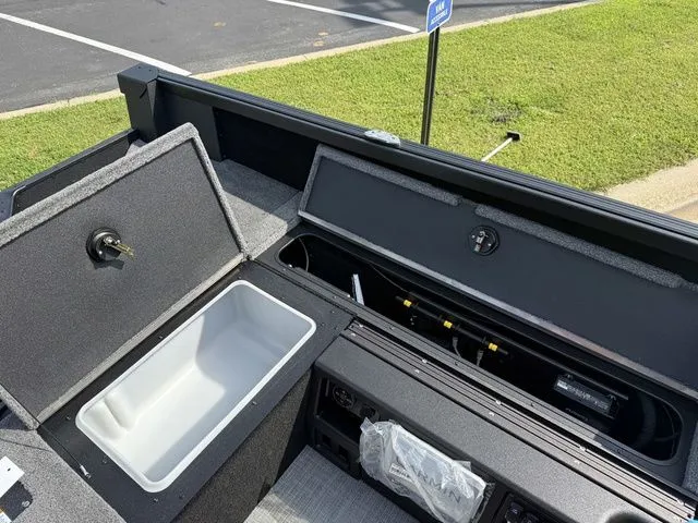 Slide: The Image of Alumacraft Competitor 185X Tiller 2025 - 7