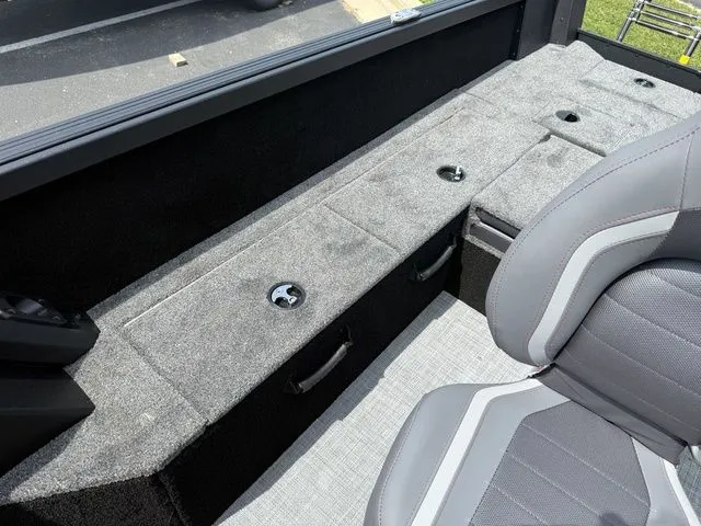 Slide: The Image of Alumacraft Competitor 185X Sport 2025 - 15