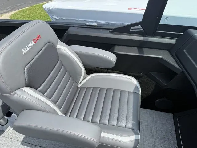 Slide: The Image of Alumacraft Competitor 185X Sport 2025 - 21