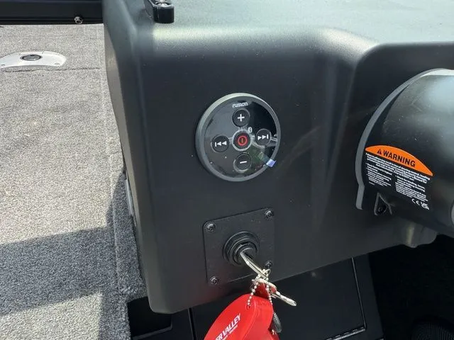 Slide: The Image of Alumacraft Competitor 185X Sport 2025 - 30