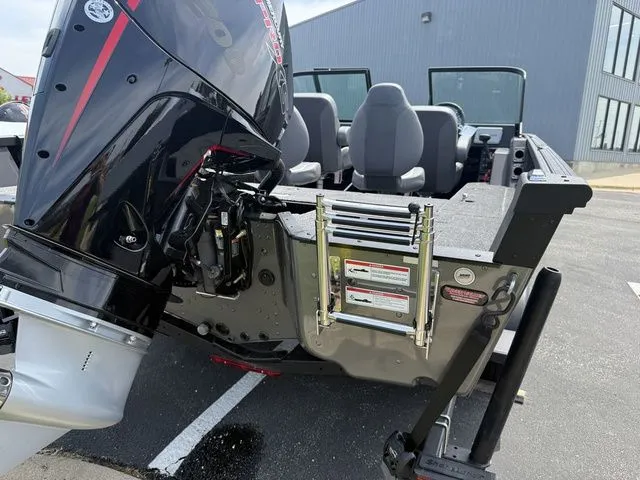 Slide: The Image of Alumacraft Competitor 185X Sport 2025 - 5