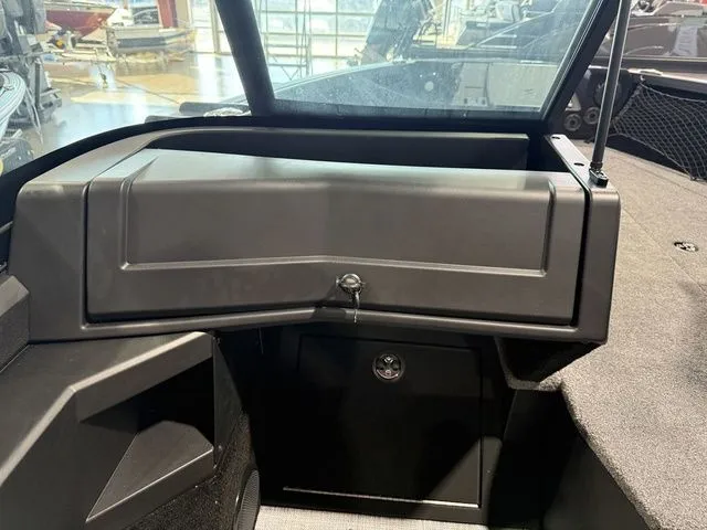 Slide: The Image of Alumacraft Competitor 195X Sport 2025 - 13