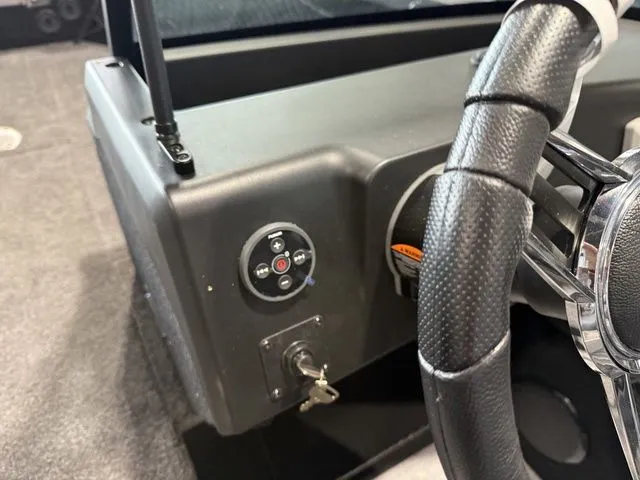 Slide: The Image of Alumacraft Competitor 195X Sport 2025 - 18