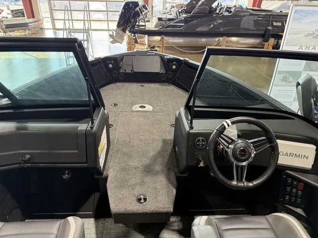 Slide: The Image of Alumacraft Competitor 195X Sport 2025 - 22