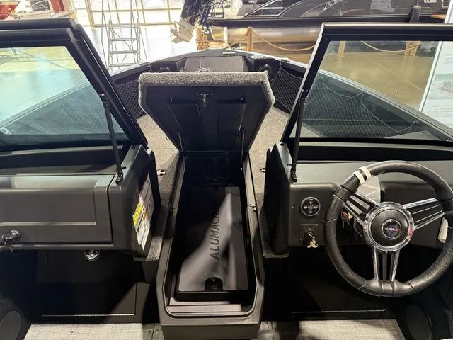 Slide: The Image of Alumacraft Competitor 195X Sport 2025 - 23