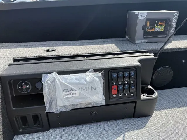 Slide: The Image of Alumacraft Competitor 185X Tiller 2025 - 13