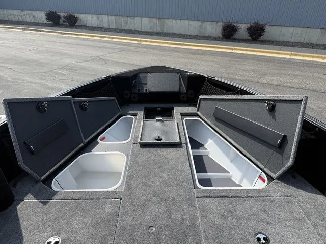 Slide: The Image of Alumacraft Competitor 185X Tiller 2025 - 23