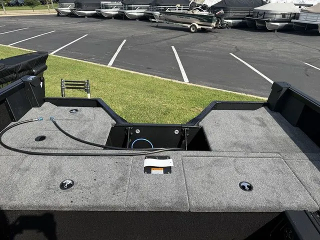 Slide: The Image of Alumacraft Competitor 185X Tiller 2025 - 5