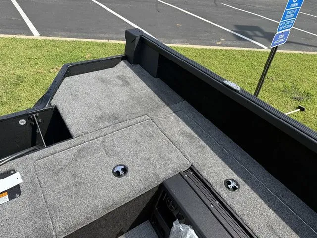 Slide: The Image of Alumacraft Competitor 185X Tiller 2025 - 6