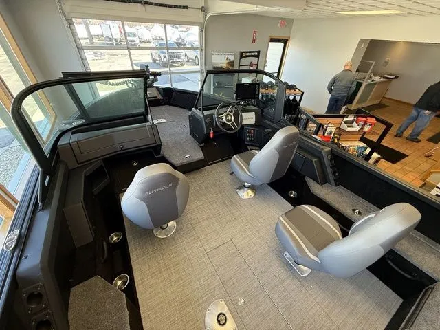 Slide: The Image of Alumacraft Competitor 185X Sport 2025 - 12