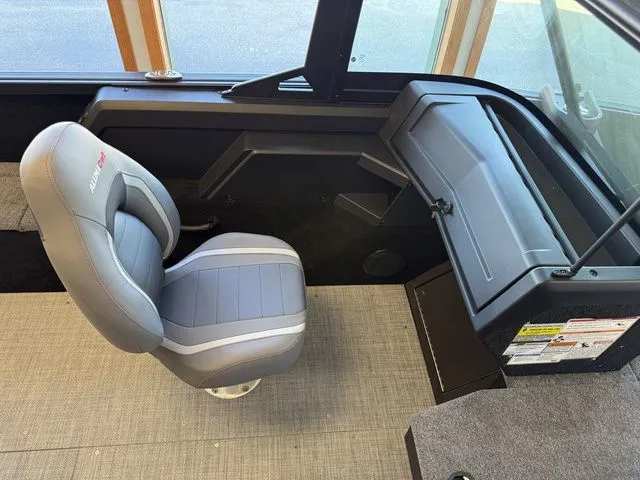 Slide: The Image of Alumacraft Competitor 185X Sport 2025 - 15