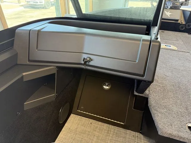 Slide: The Image of Alumacraft Competitor 185X Sport 2025 - 17