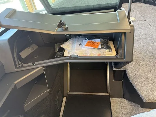 Slide: The Image of Alumacraft Competitor 185X Sport 2025 - 18