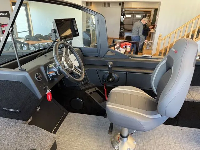 Slide: The Image of Alumacraft Competitor 185X Sport 2025 - 19