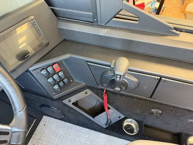 Slide: The Image of Alumacraft Competitor 185X Sport 2025 - 23