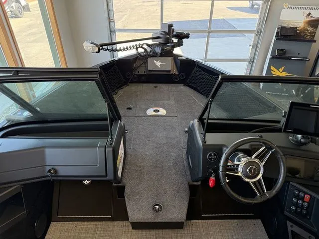 Slide: The Image of Alumacraft Competitor 185X Sport 2025 - 24