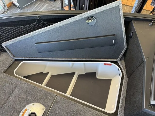 Slide: The Image of Alumacraft Competitor 185X Sport 2025 - 28