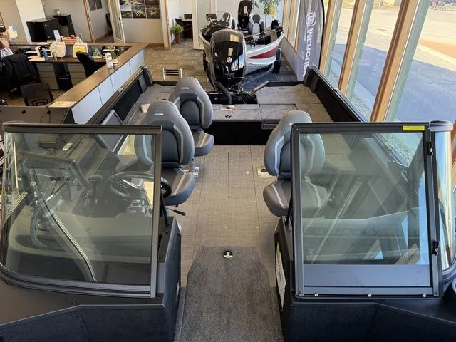 Slide: The Image of Alumacraft Competitor 185X Sport 2025 - 30