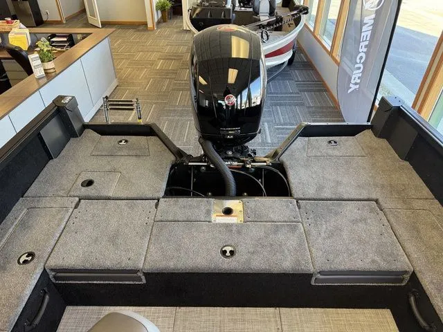 Slide: The Image of Alumacraft Competitor 185X Sport 2025 - 6