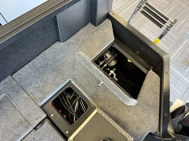 Slide: The Image of Alumacraft Competitor 185X Sport 2025 - 9