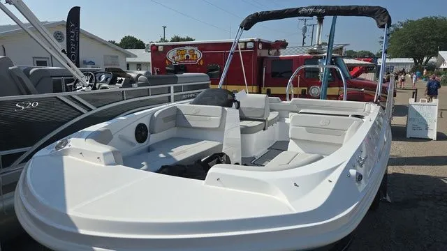 The Image of Hurricane SunDeck Sport 185 OB 2026 - 1
